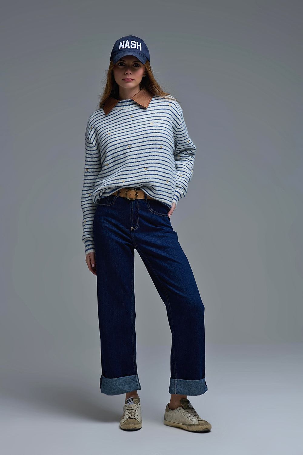 Camisola de malha com riscas azuis e coração dourado bordado