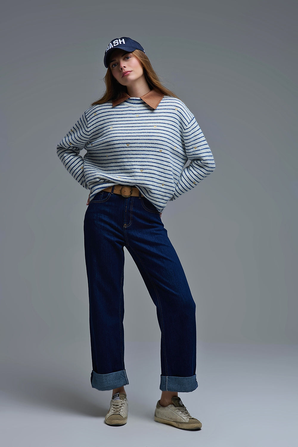 Camisola de malha com riscas azuis e coração dourado bordado