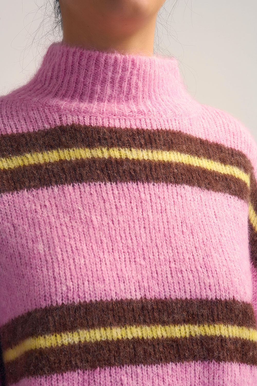 Camisola de malha cor-de-rosa com riscas castanhas e amarelas