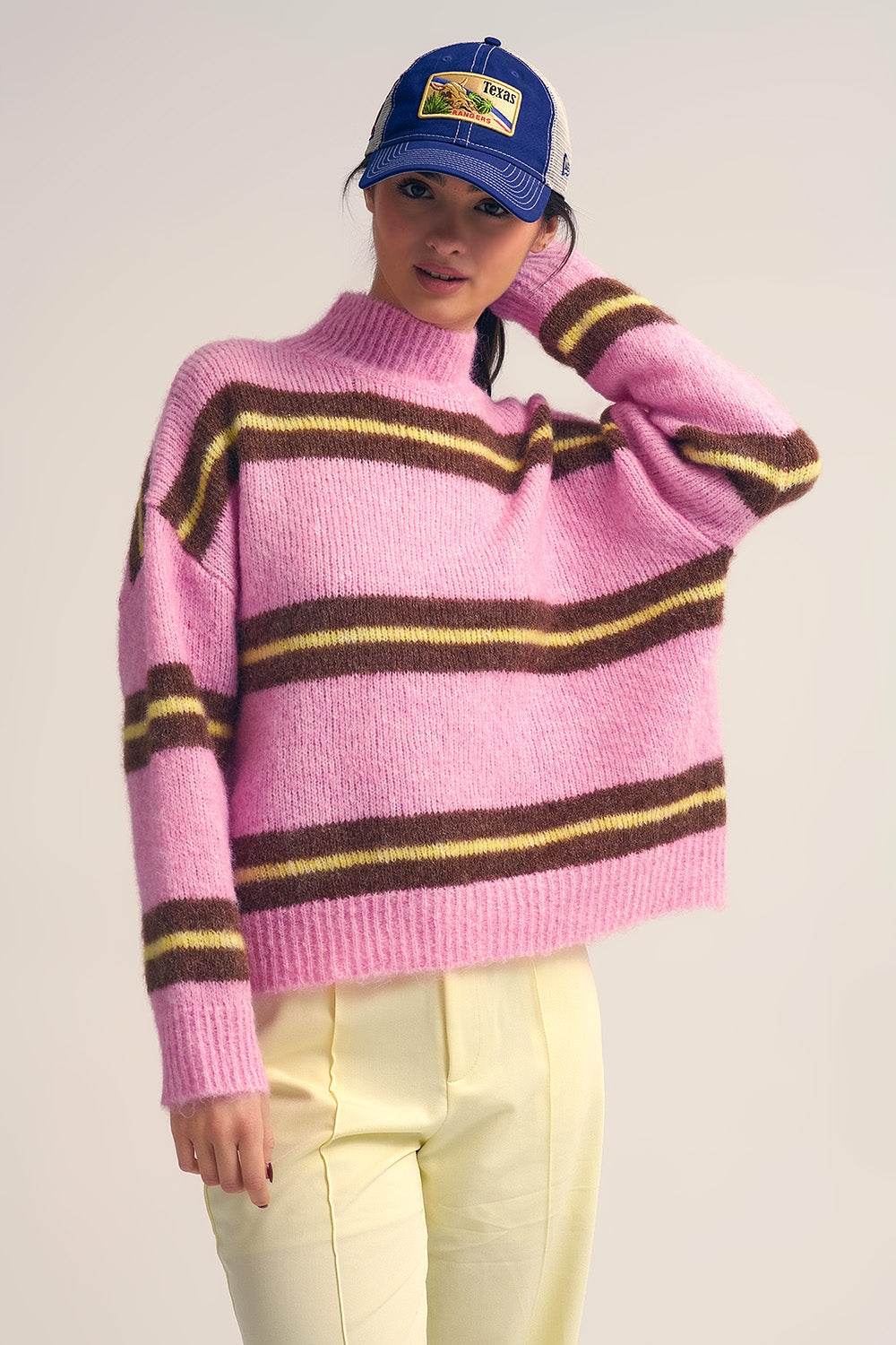 Camisola de malha cor-de-rosa com riscas castanhas e amarelas