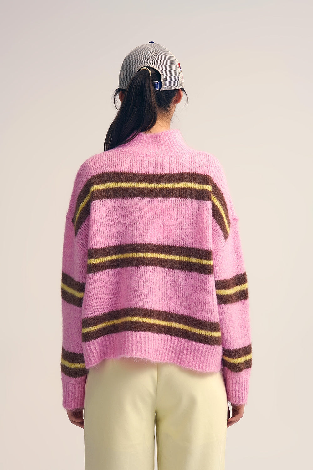 Camisola de malha cor-de-rosa com riscas castanhas e amarelas