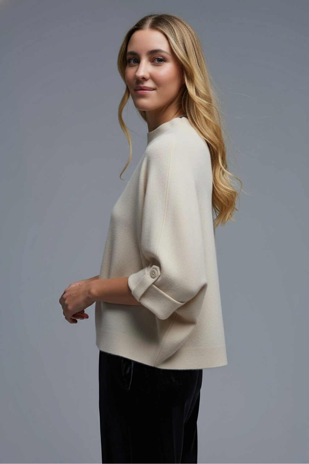 Camisola de malha creme com pormenores de bot›es
