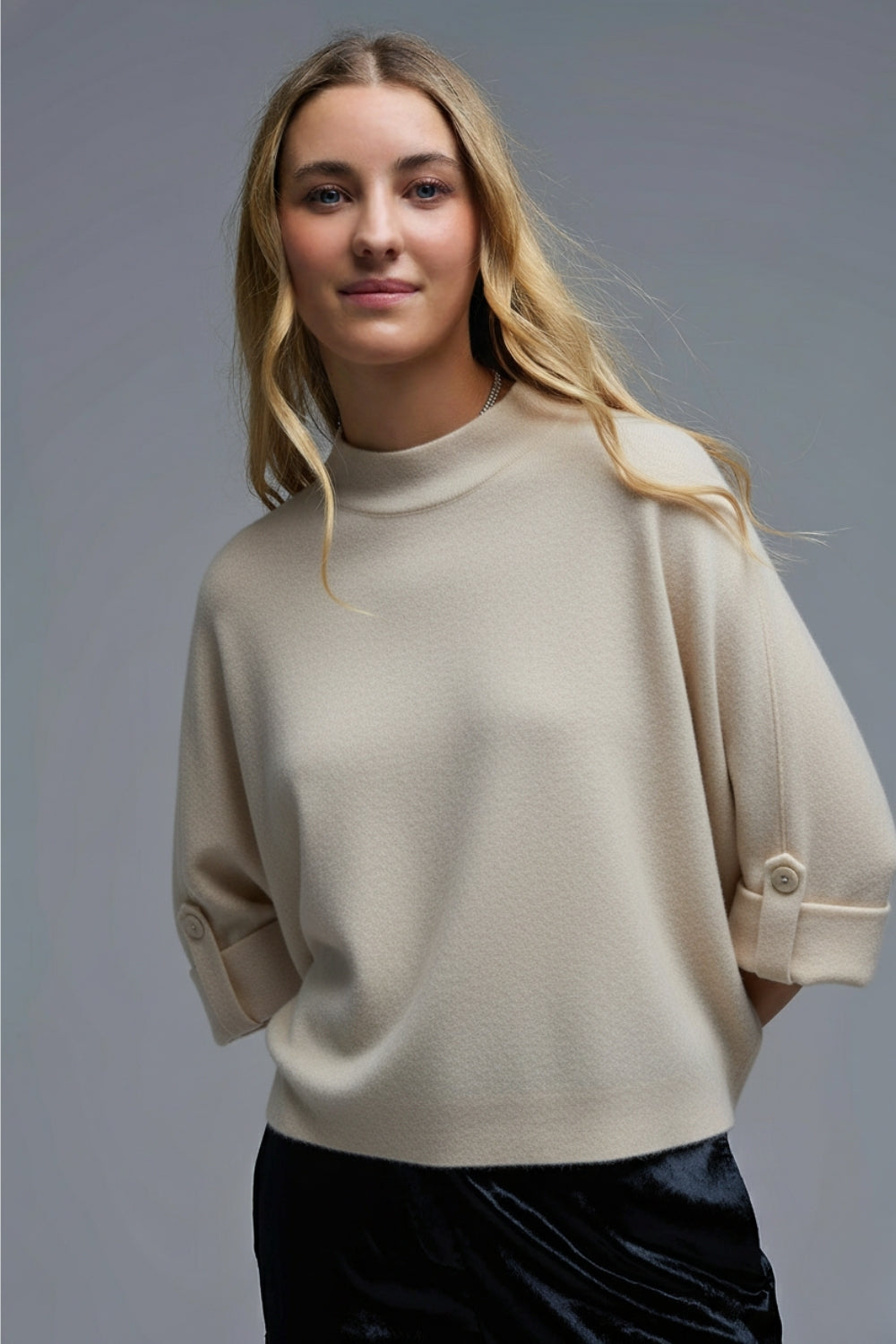 Camisola de malha creme com pormenores de bot›es