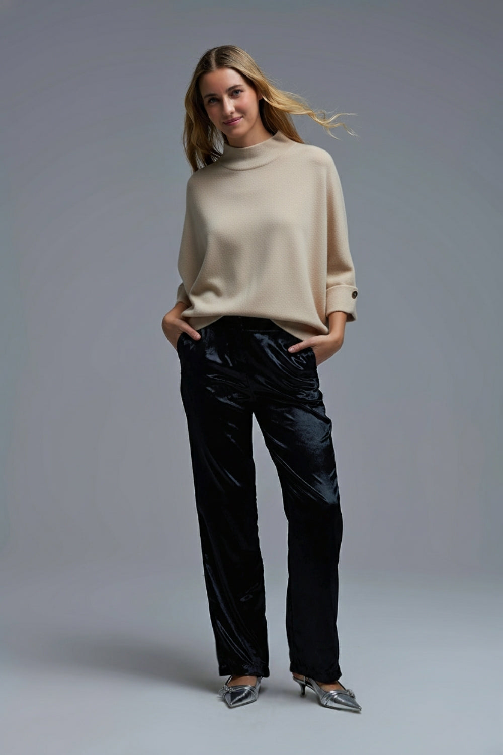 Camisola de malha creme com pormenores de bot›es