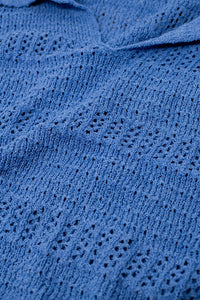 Camisola de malha em croché com decote em V e gola polo em azul