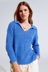 Camisola de malha em croché com decote em V e gola polo em azul