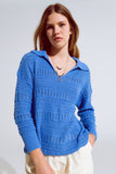 Camisola de malha em croché com decote em V e gola polo em azul