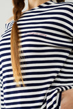 camisola de malha fina às riscas azul-marinho com gola redonda