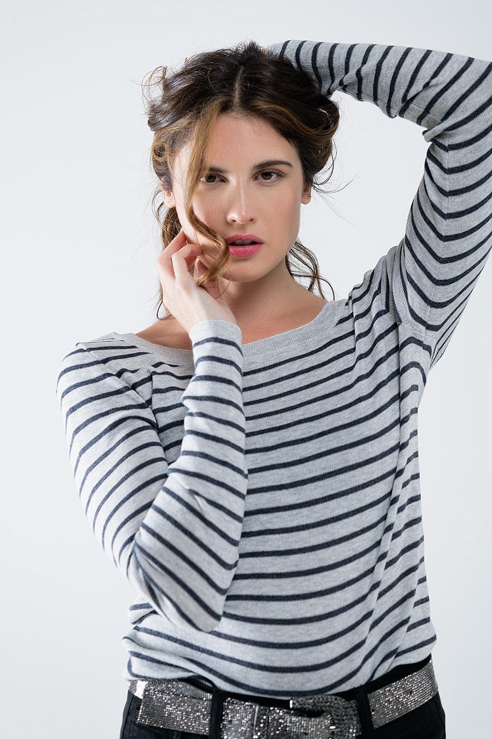 Q2 Camisola de malha fina às riscas cinzentas com gola redonda
