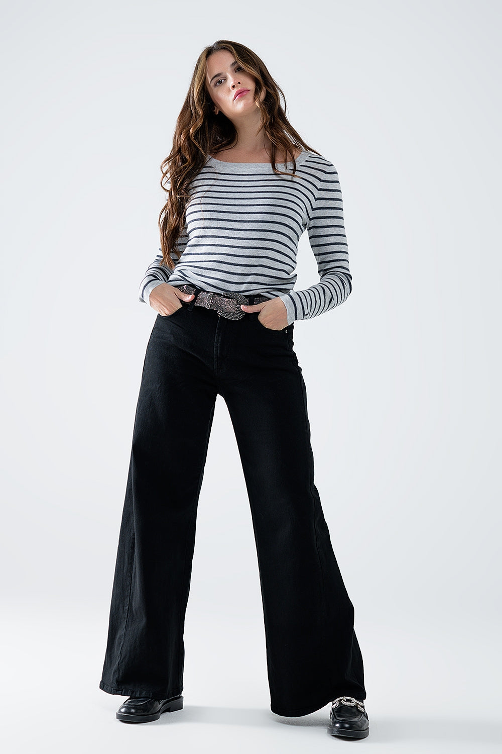 Camisola de malha fina às riscas cinzentas com gola redonda
