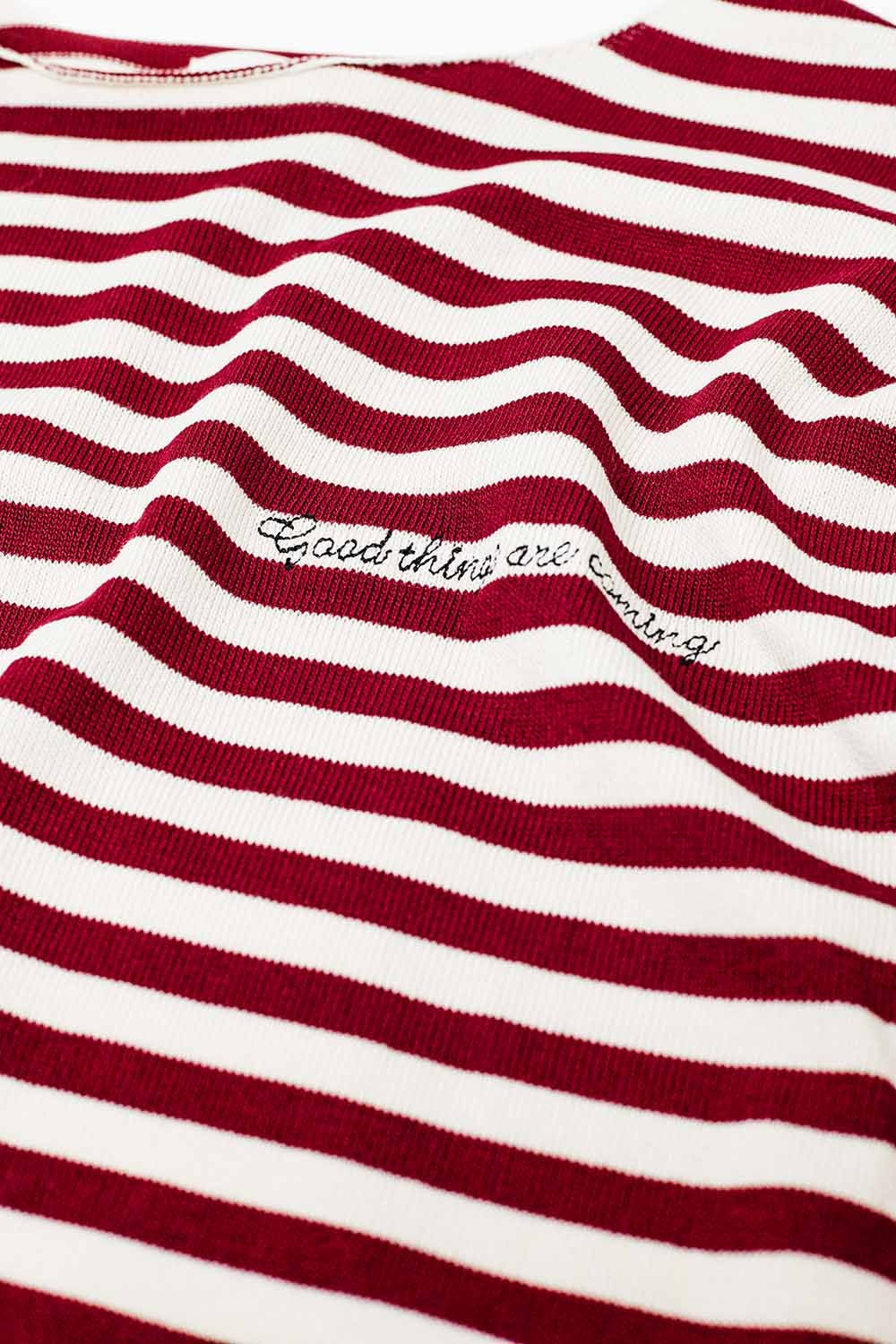 camisola de malha fina às riscas cor de vinho com gola redonda