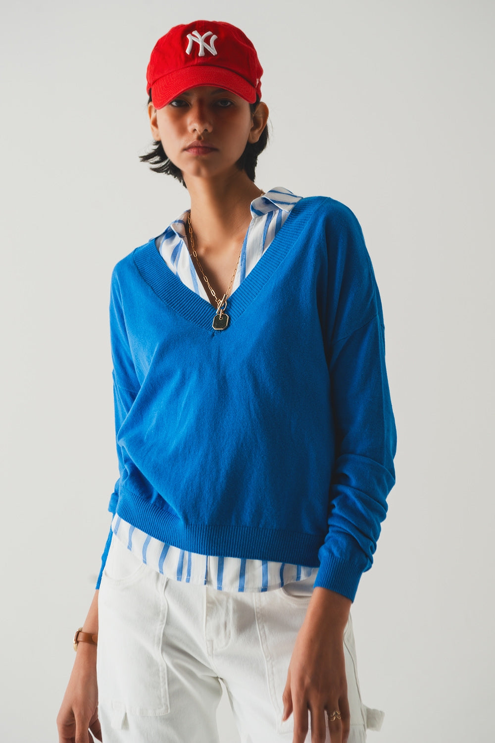 Q2 Camisola de malha fina azul com decote em bico
