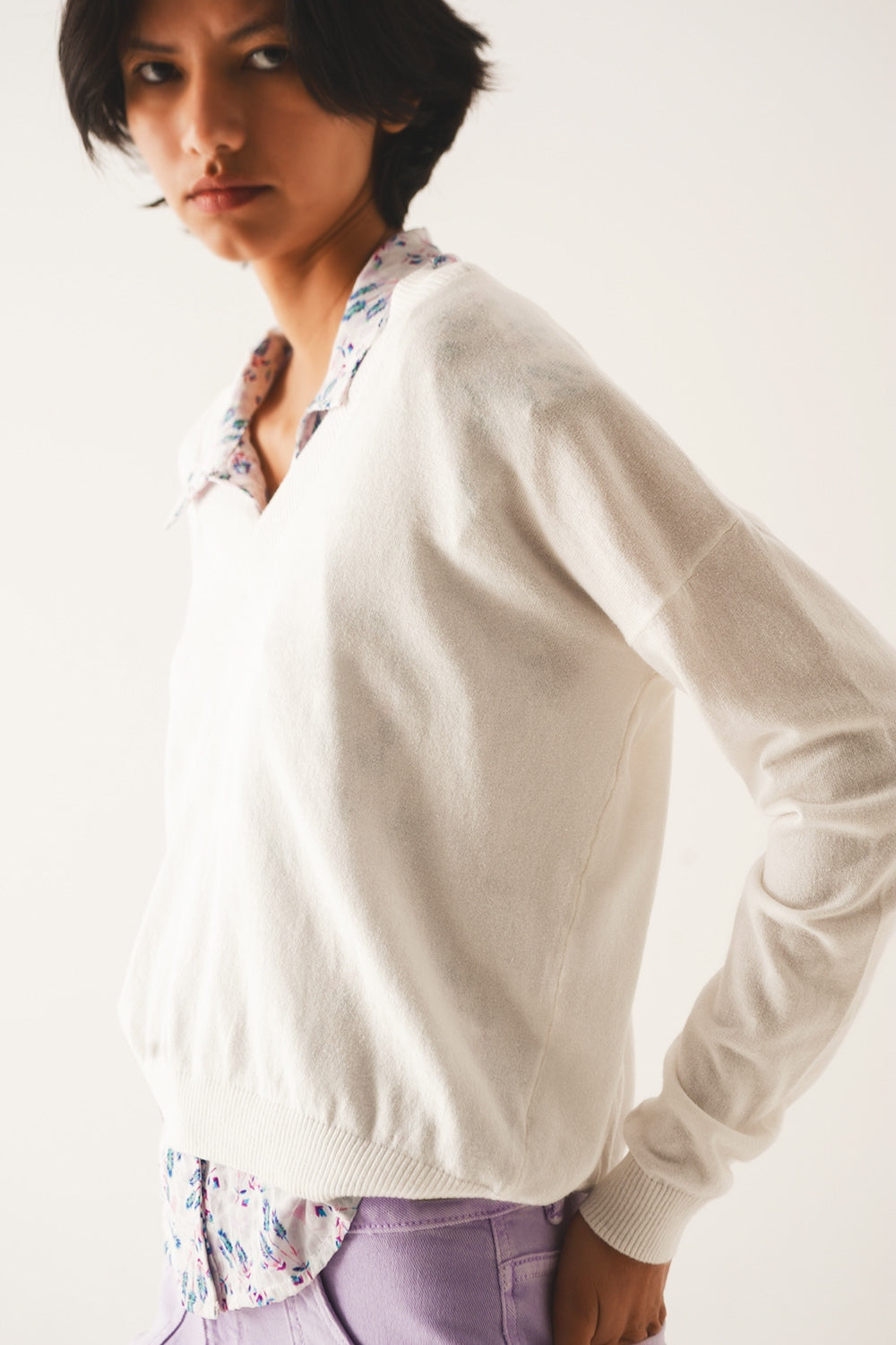 Camisola de malha fina branca com decote em bico