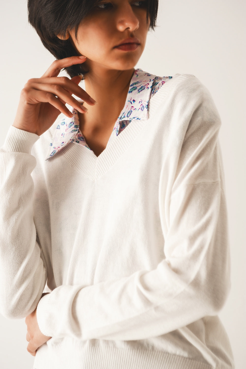 Camisola de malha fina branca com decote em bico