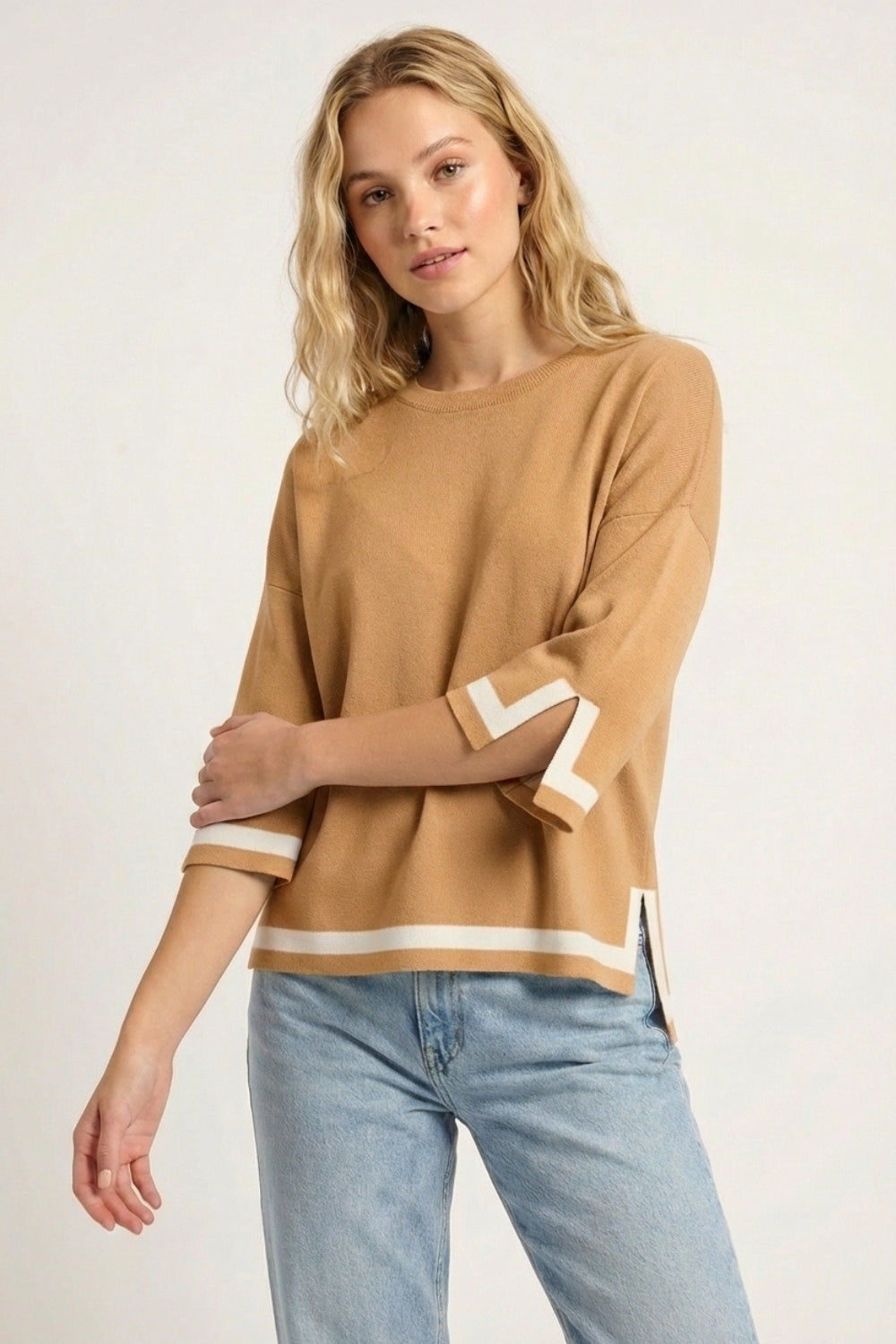 Camisola de malha fina camel com pormenor de risca em branco e mangas 3/4