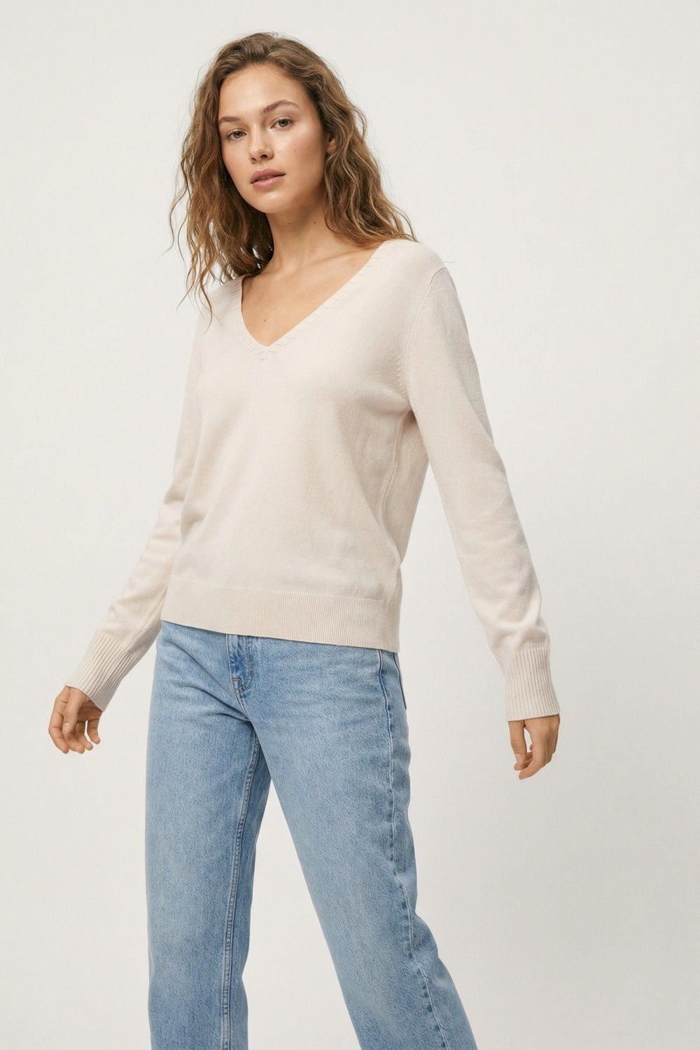 Camisola de malha fina com decote em V e pormenores decorativos no decote em branco