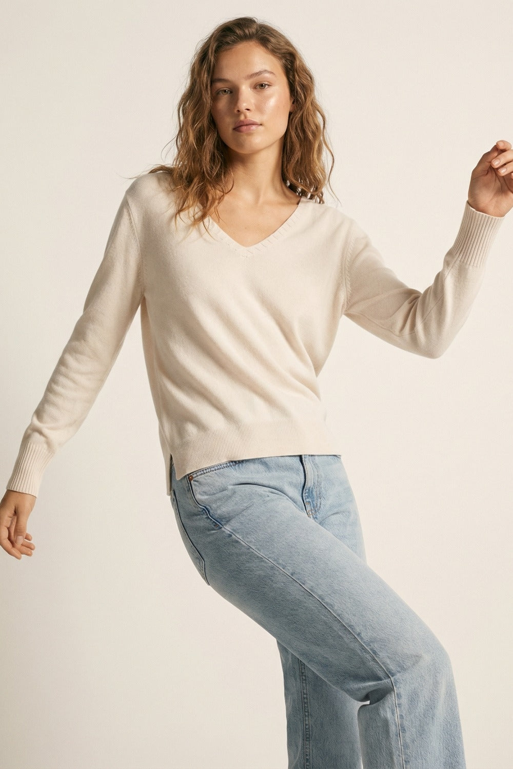 Camisola de malha fina com decote em V e pormenores decorativos no decote em branco