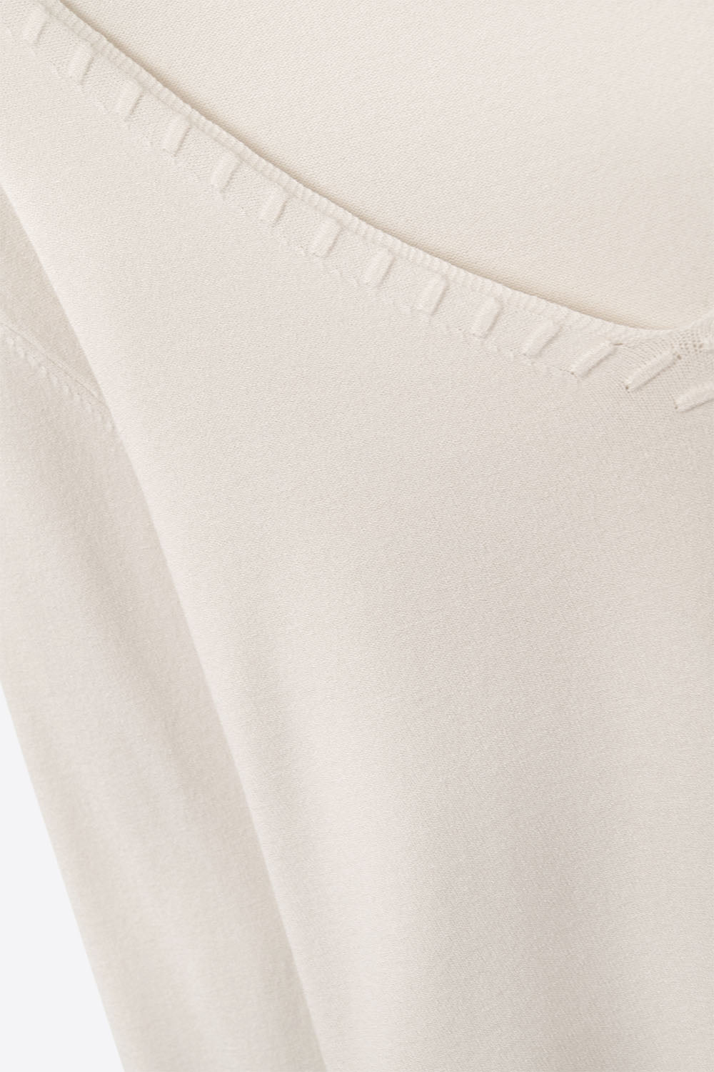 Camisola de malha fina com decote em V e pormenores decorativos no decote em branco