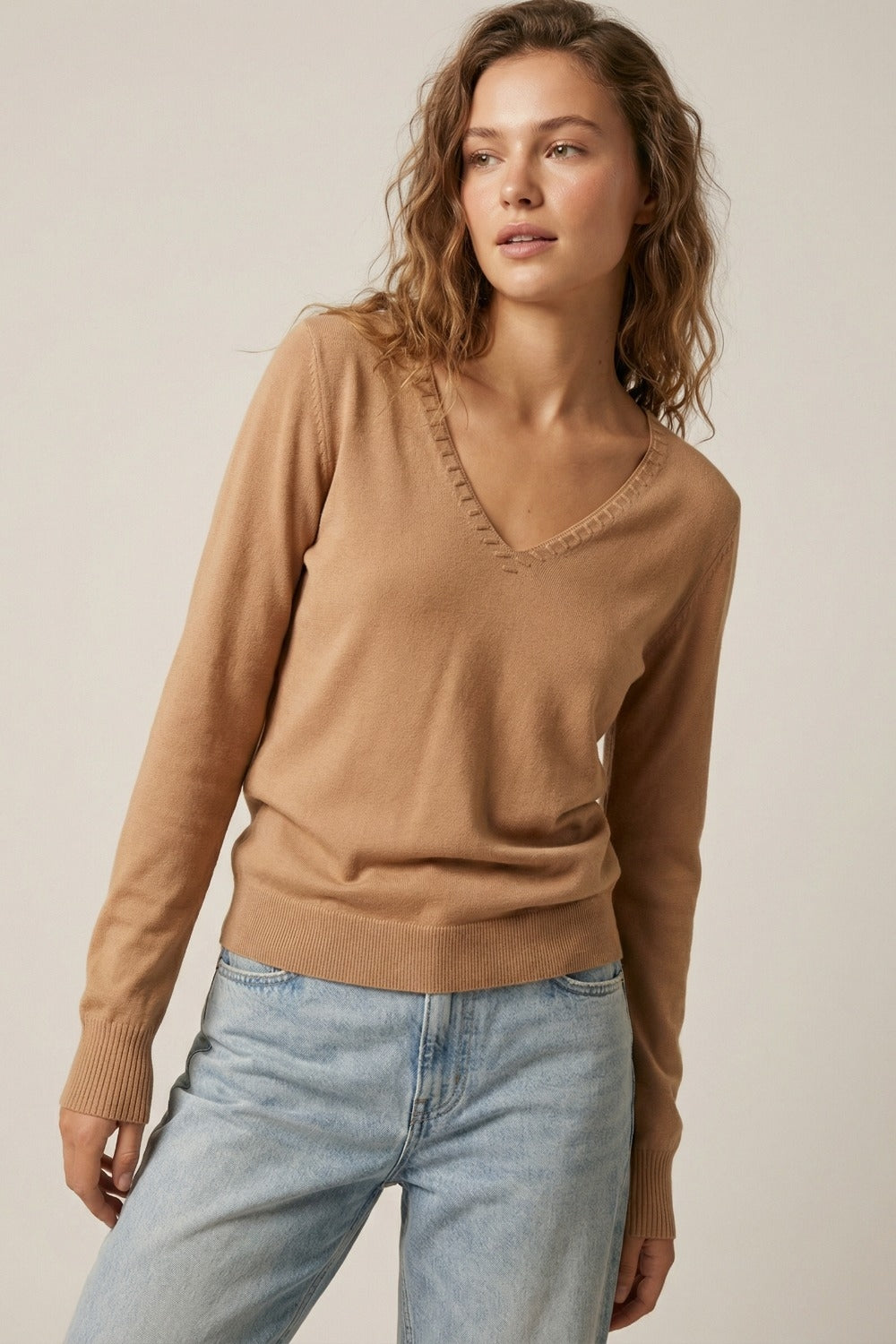 Camisola de malha fina com decote em V e pormenores decorativos no decote em cor camel