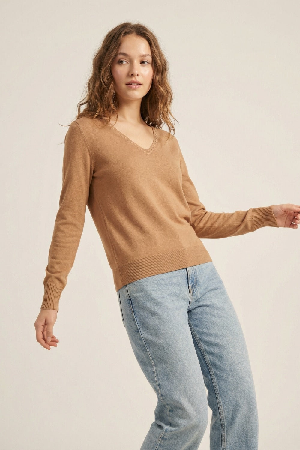 Camisola de malha fina com decote em V e pormenores decorativos no decote em cor camel