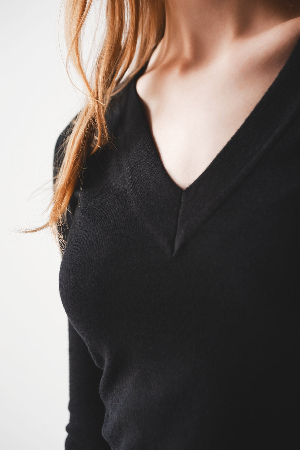 Camisola de malha fina com decote em V em preto