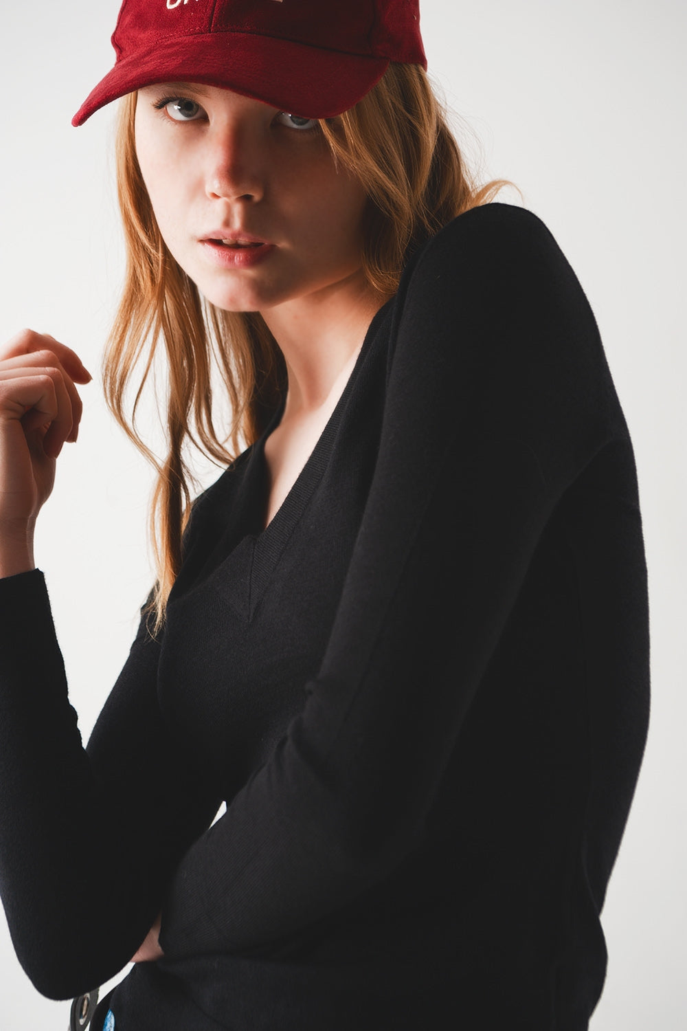 Camisola de malha fina com decote em V em preto