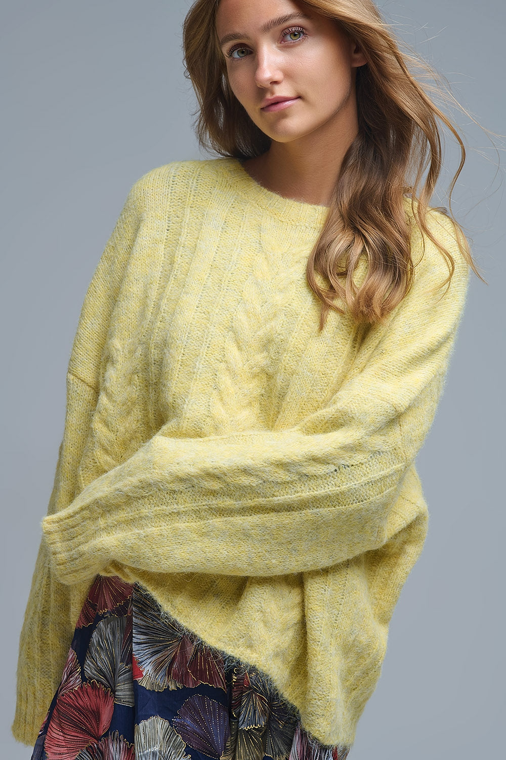 Q2 Camisola de malha fina com gola redonda em amarelo