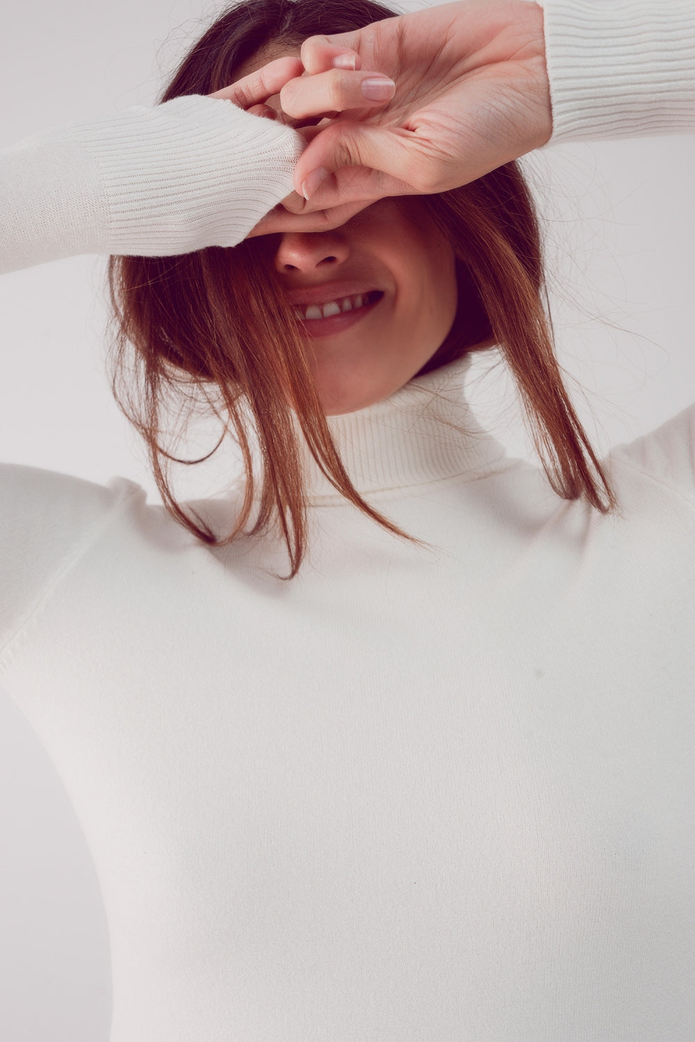 Camisola de malha fina de pescoço alto em crema