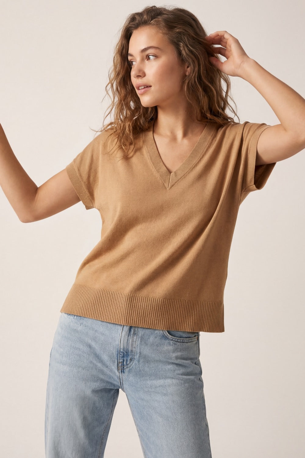 Camisola de malha fina e leve com decote em V largo em camel