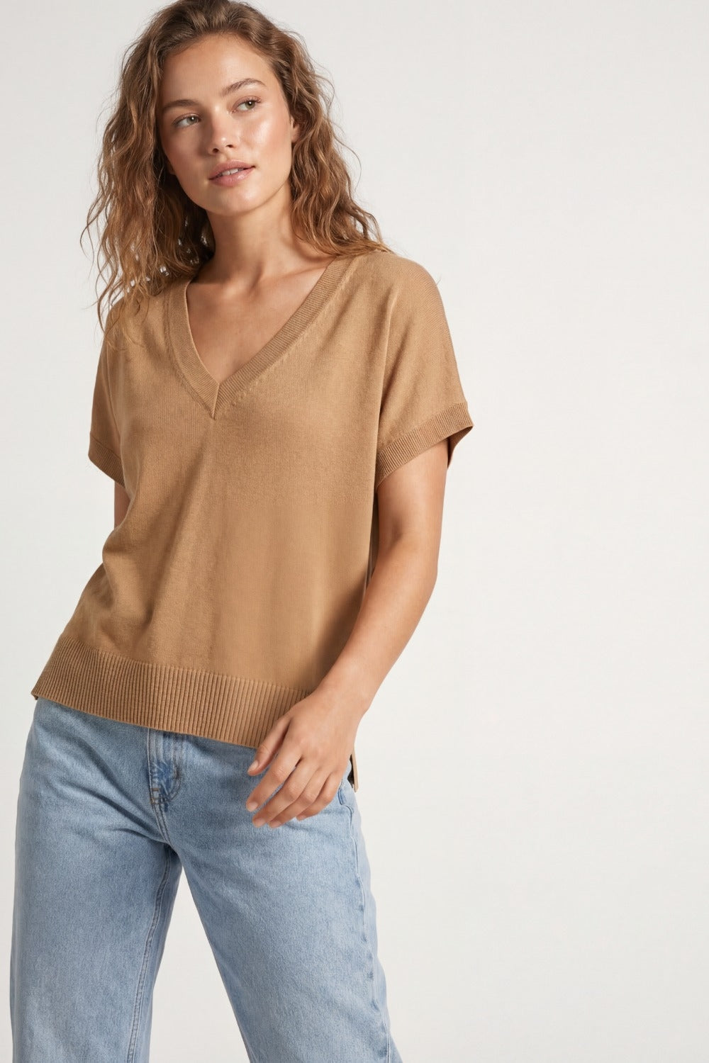 Camisola de malha fina e leve com decote em V largo em camel