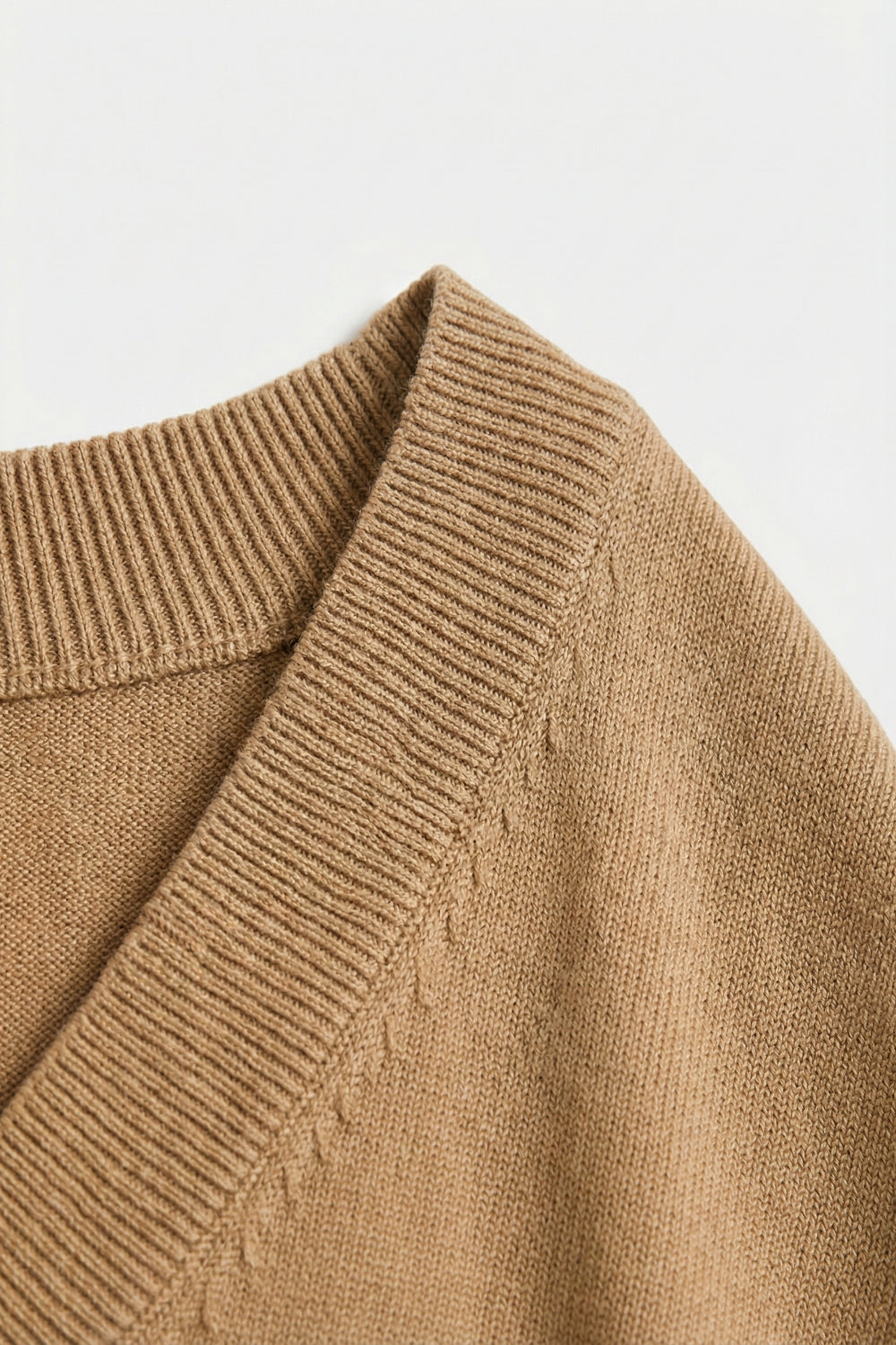 Camisola de malha fina e leve com decote em V largo em camel