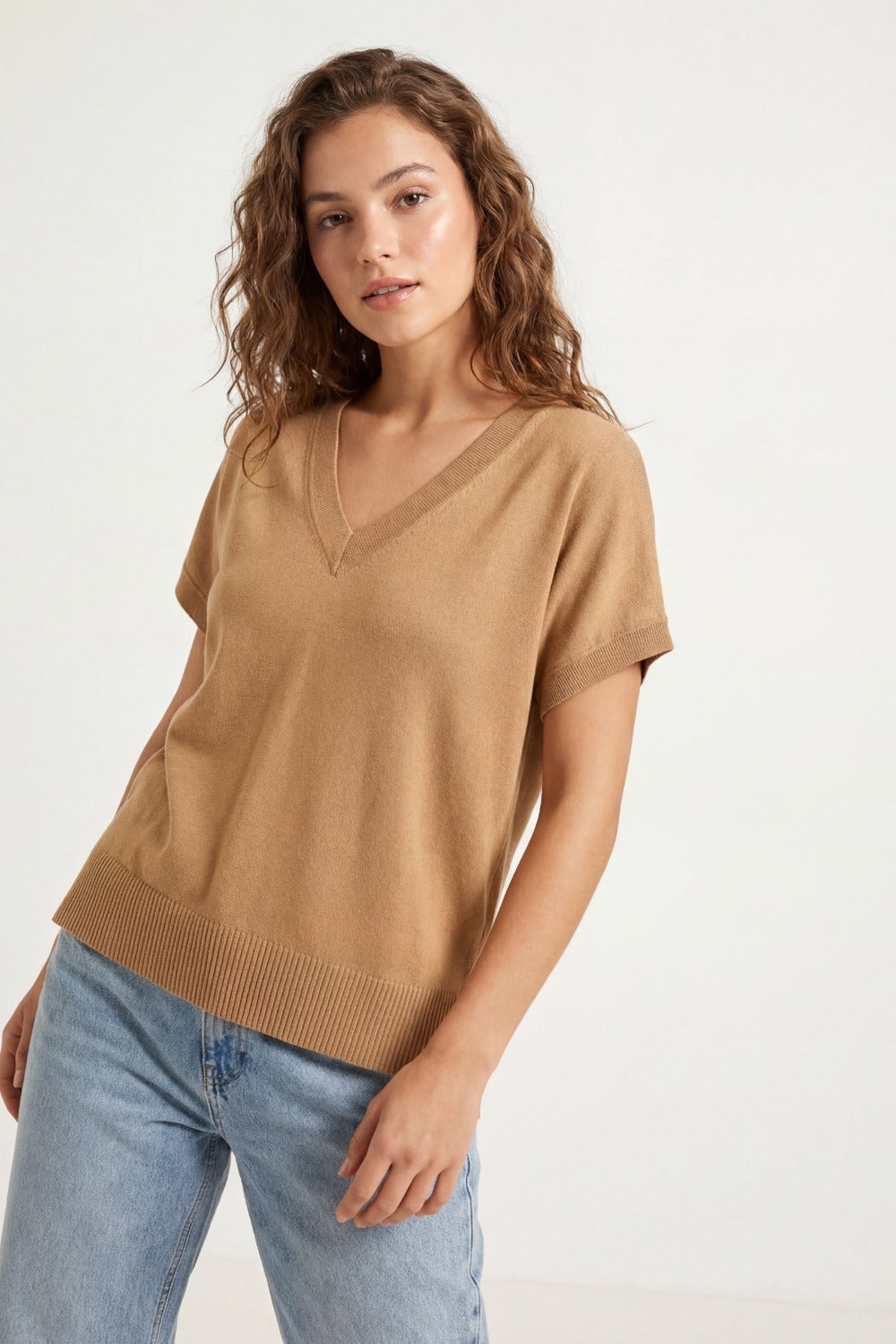 Camisola de malha fina e leve com decote em V largo em camel