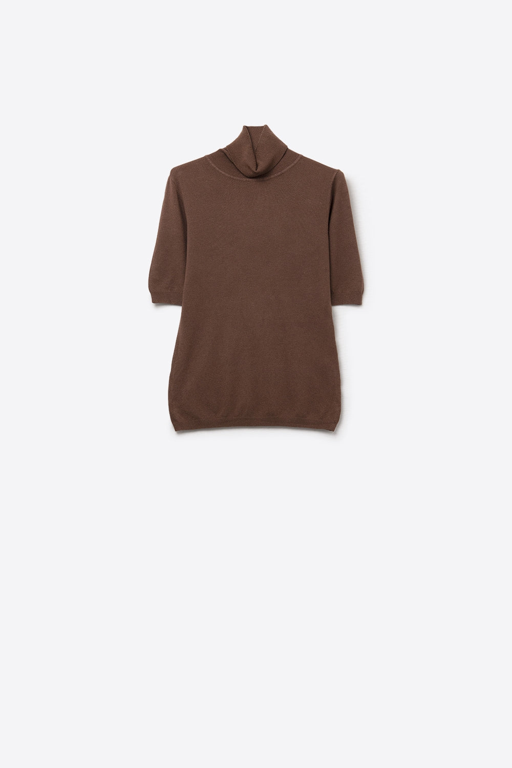 Q2 Camisola de malha fina em castanho com gola alta e mangas até ao cotovelo