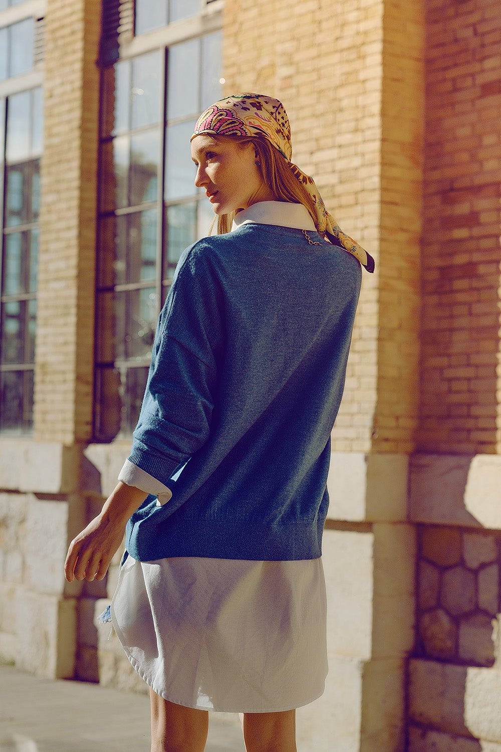 Camisola de malha fina solta em azul com gola redonda