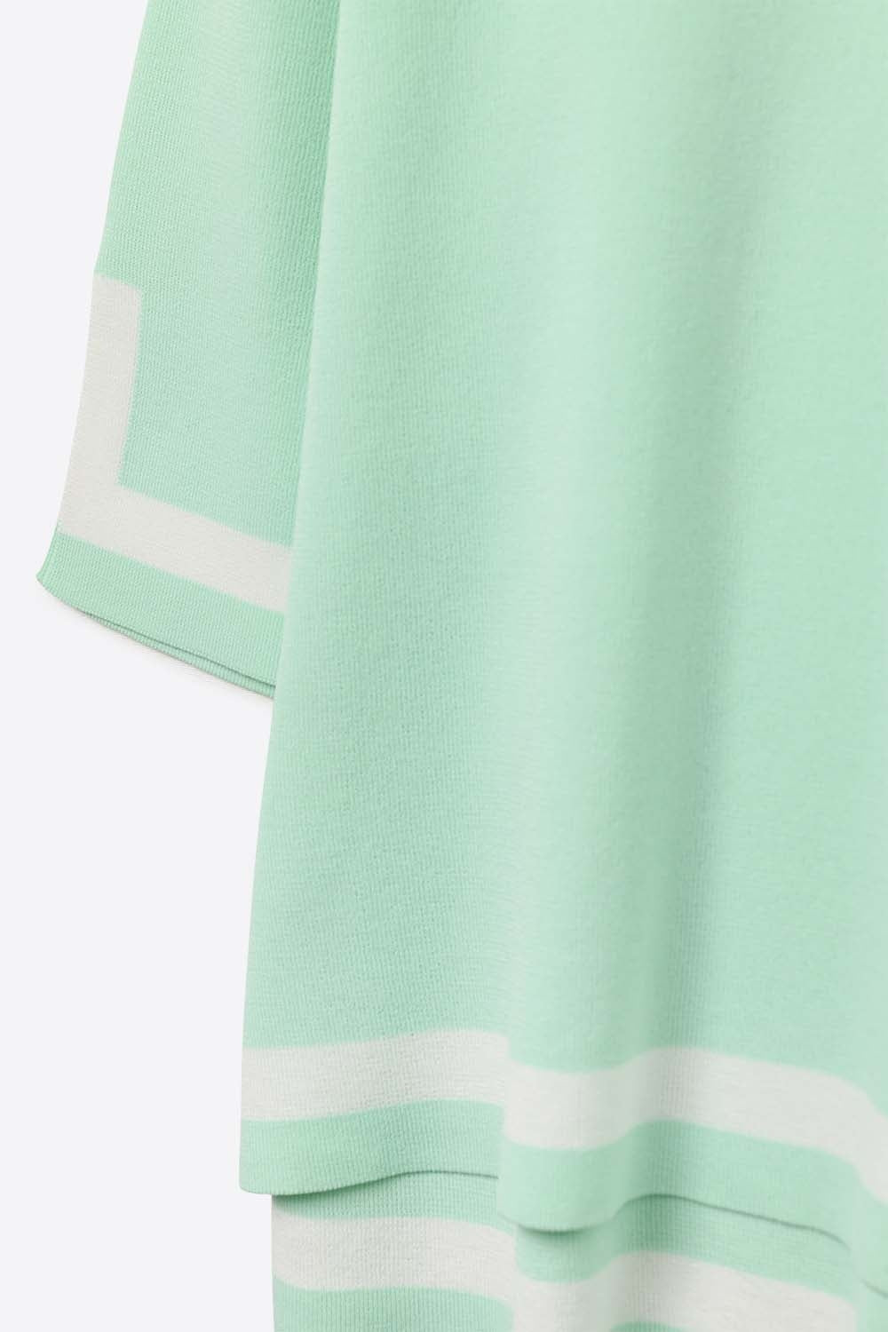 Camisola de malha fina verde menta com riscas contrastantes em pormenor branco e mangas 3/4