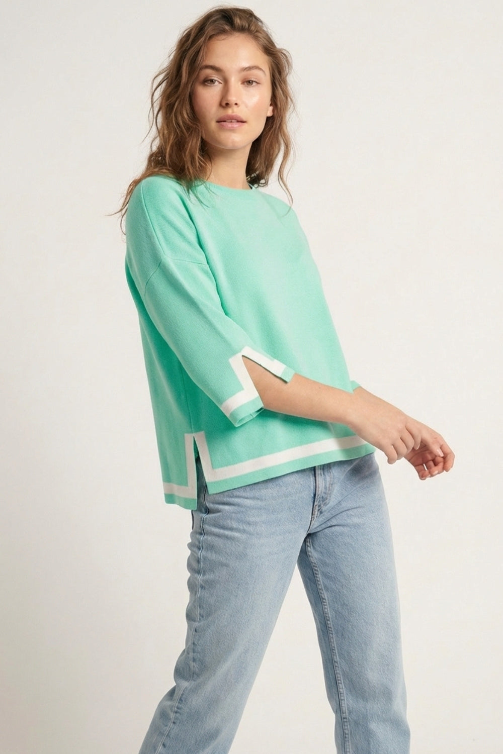 Camisola de malha fina verde menta com riscas contrastantes em pormenor branco e mangas 3/4