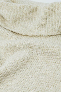 camisola de malha fofa com gola alta em bege