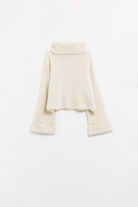 camisola de malha fofa com gola alta em bege