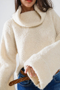 camisola de malha fofa com gola alta em branco