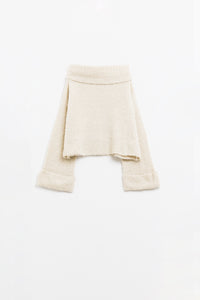 camisola de malha fofa com gola alta em branco