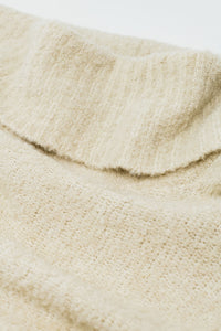 camisola de malha fofa com gola redonda em creme