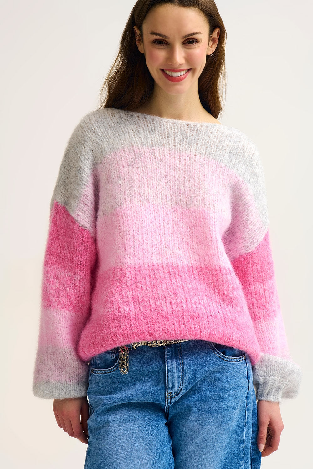 Camisola de malha fofa com gradiente e transições de cor rosa suave