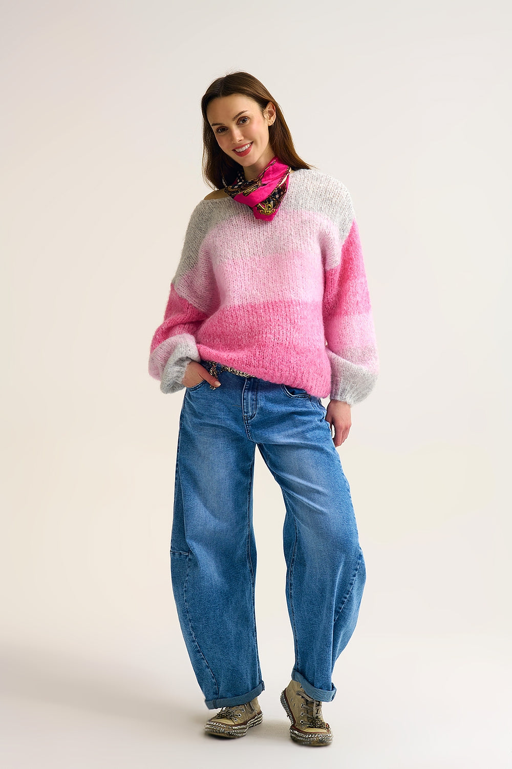 Camisola de malha fofa com gradiente e transições de cor rosa suave