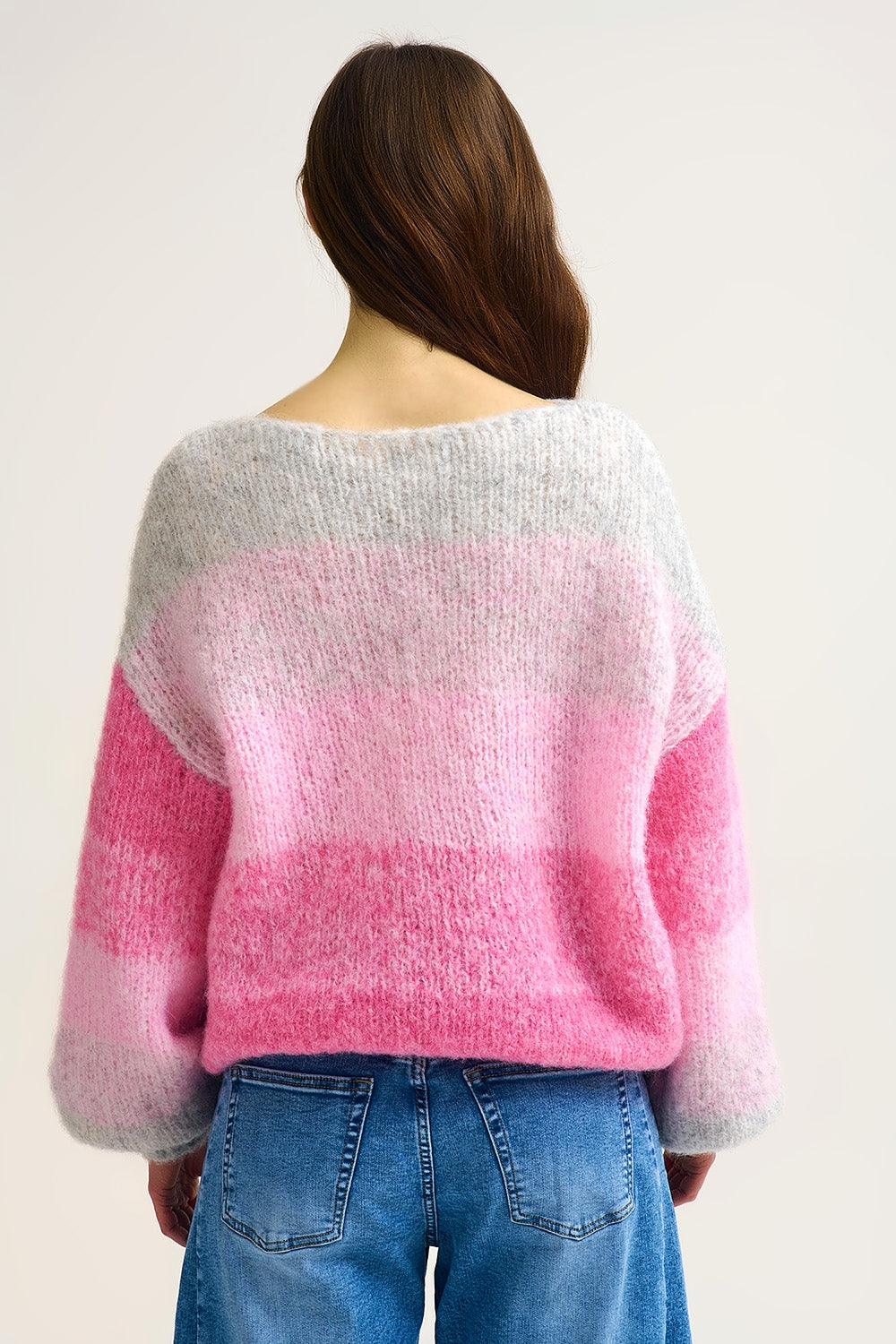 Camisola de malha fofa com gradiente e transições de cor rosa suave