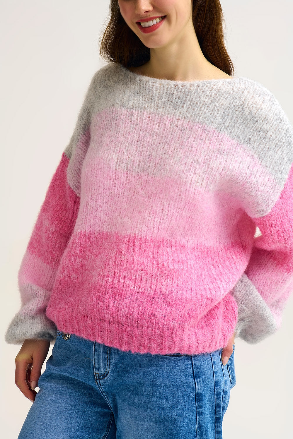 Camisola de malha fofa com gradiente e transições de cor rosa suave