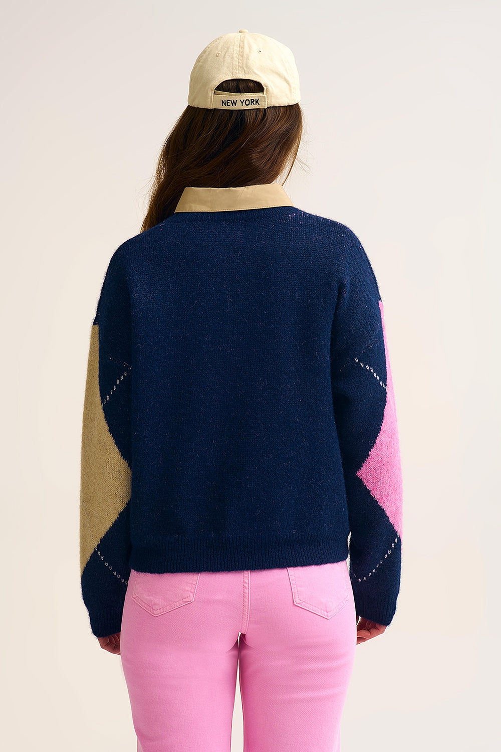 Camisola de malha losangos azul-marinho com blocos de cores contrastantes rosa e bege