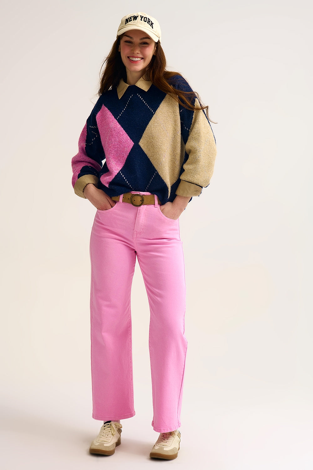 Camisola de malha losangos azul-marinho com blocos de cores contrastantes rosa e bege