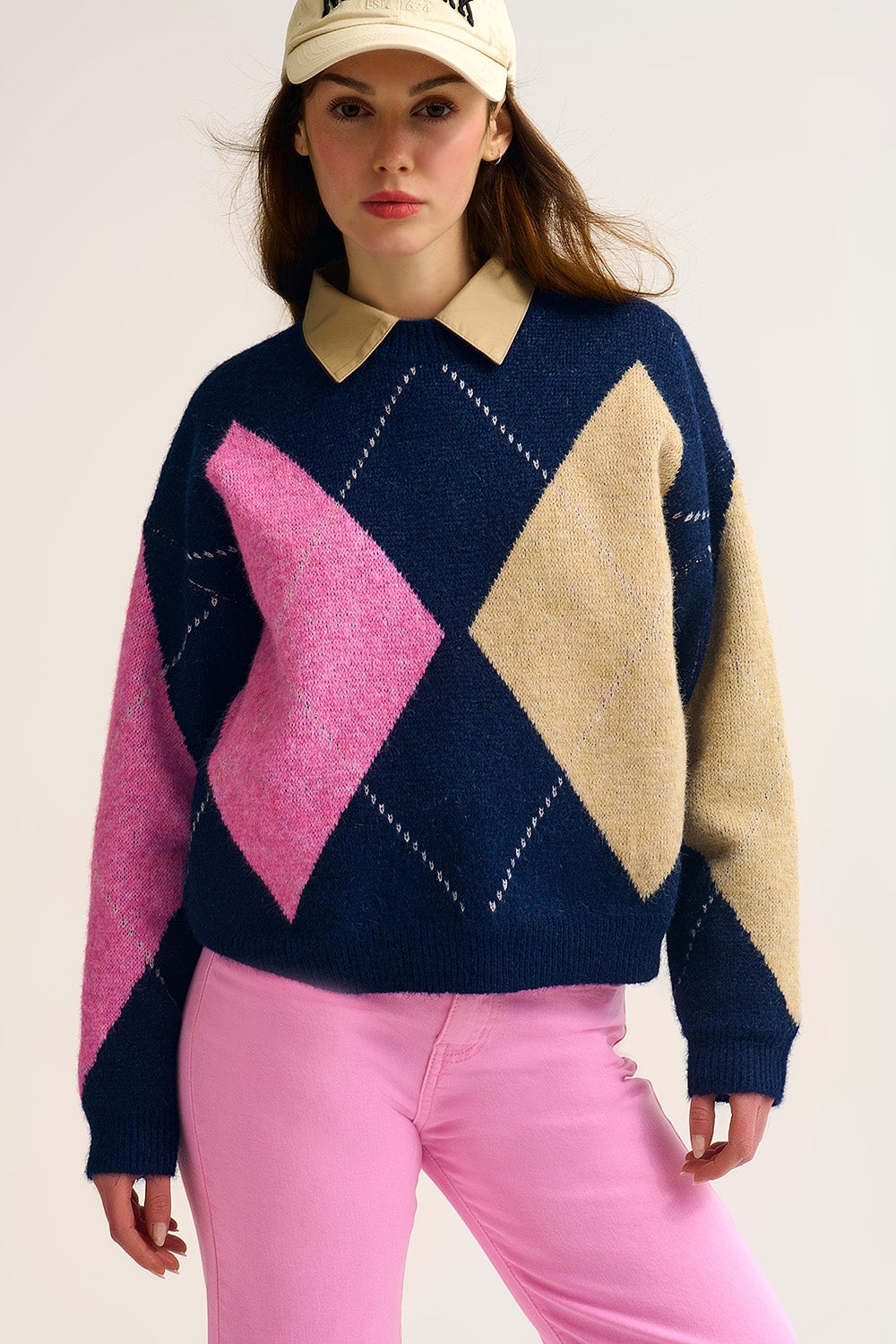 Camisola de malha losangos azul-marinho com blocos de cores contrastantes rosa e bege