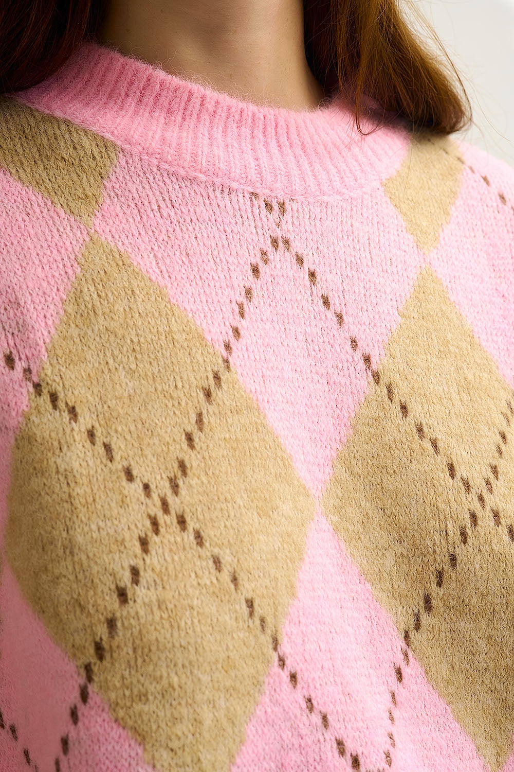 Camisola de malha losangos cor-de-rosa em verde suave com contraste