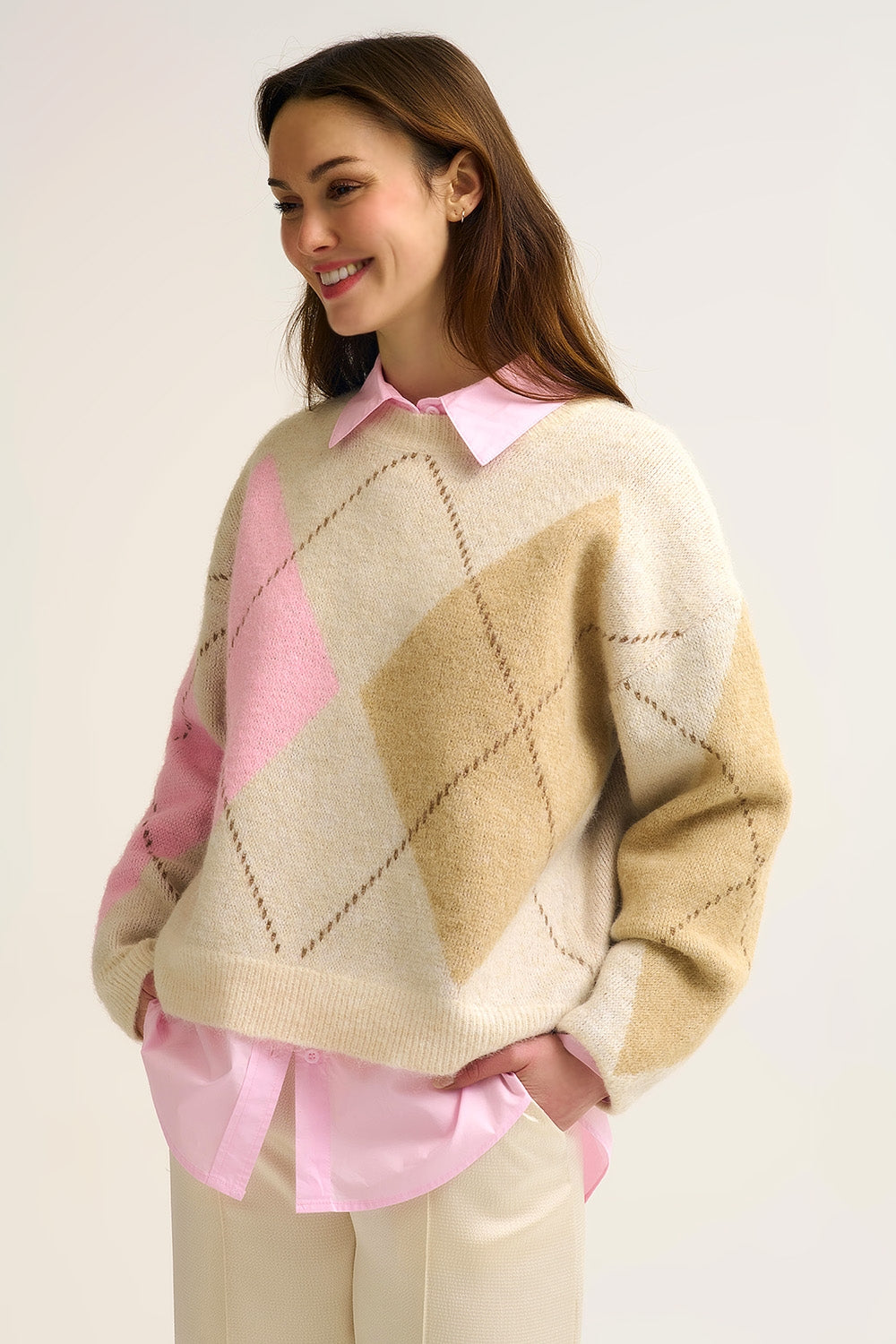 Q2 Camisola de malha losangos creme com blocos de cores contrastantes rosa e camel